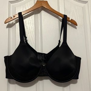 Vanity Fair black bra with adjustable shoulder straps and back. Lace detail 42 D